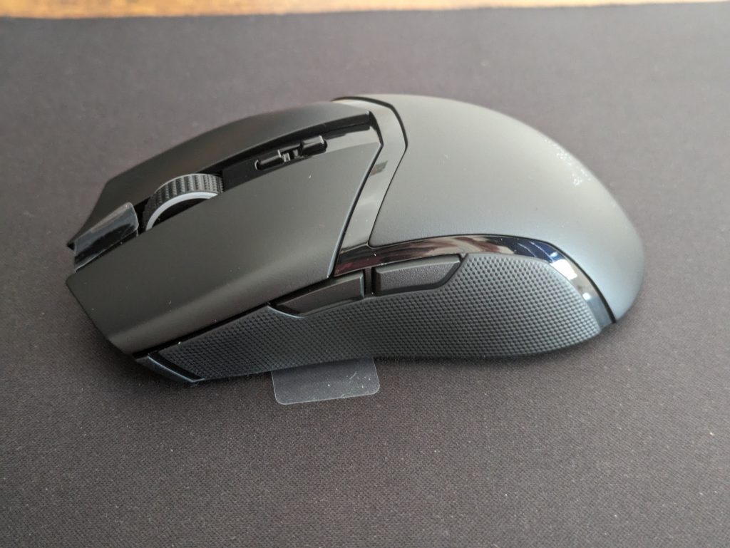 Razer Cobra Pro Gaming-Maus von der rechten Seite