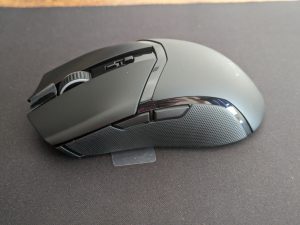 Razer Cobra Pro Gaming-Maus von der rechten Seite