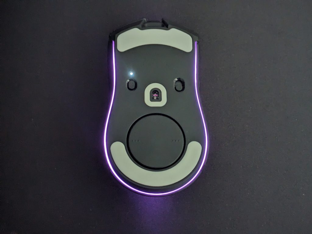 Razer Cobra Pro Gaming-Maus von unten mit RGB-Beleuchtung