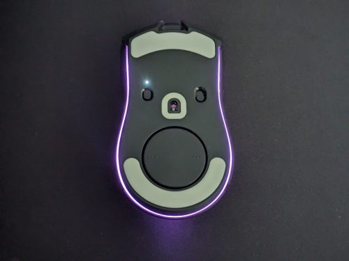 Razer Cobra Pro Gaming-Maus von unten mit RGB-Beleuchtung
