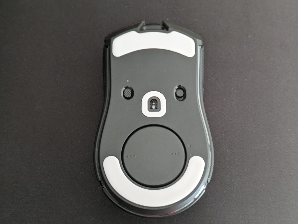 Razer Cobra Pro Gaming-Maus von unten ohne Folie