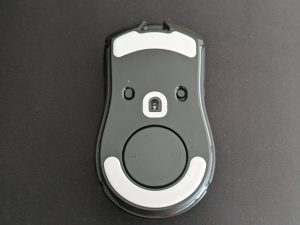 Razer Cobra Pro Gaming-Maus von unten ohne Folie