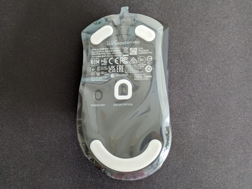 Razer Deathadder V3 Pro Gaming-Maus von unten mit Folie