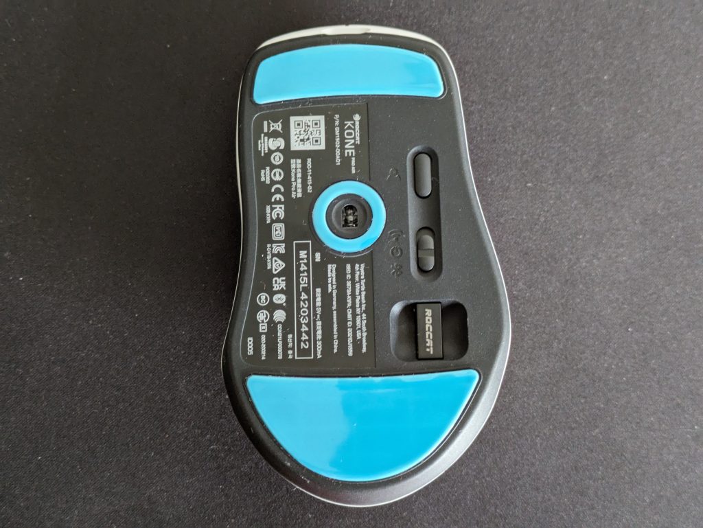 Roccat Kone Pro Air Gaming-Maus mit eingesteckten Dongle