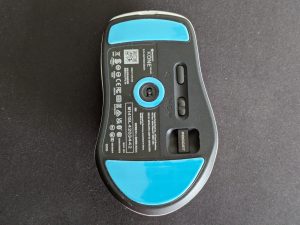 Roccat Kone Pro Air Gaming-Maus mit eingesteckten Dongle