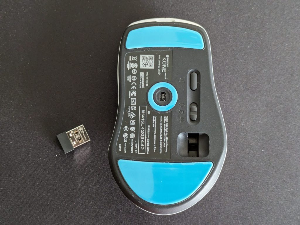 Roccat Kone Pro Air Gaming-Maus von unten ohne eingestecktes Dongle