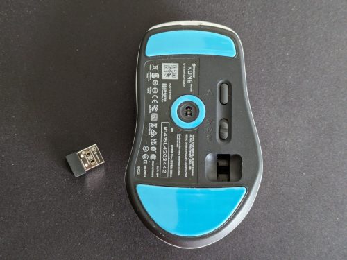 Roccat Kone Pro Air Gaming-Maus von unten ohne eingestecktes Dongle