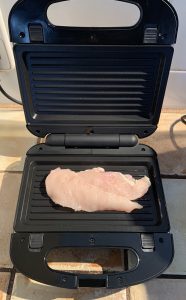 Russell Hobbs Fiesta 3-in-1-Sandwichmaker mit Hähnchenfilet vor dem Grillvorgang