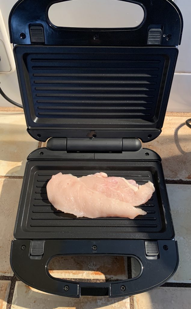Russell Hobbs Fiesta 3-in-1-Sandwichmaker mit Hähnchenfilet vor dem Grillvorgang