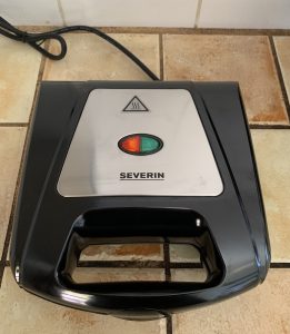 SEVERIN SA 2968 Sandwichmaker beim Aufheizen mit roter Leuchte