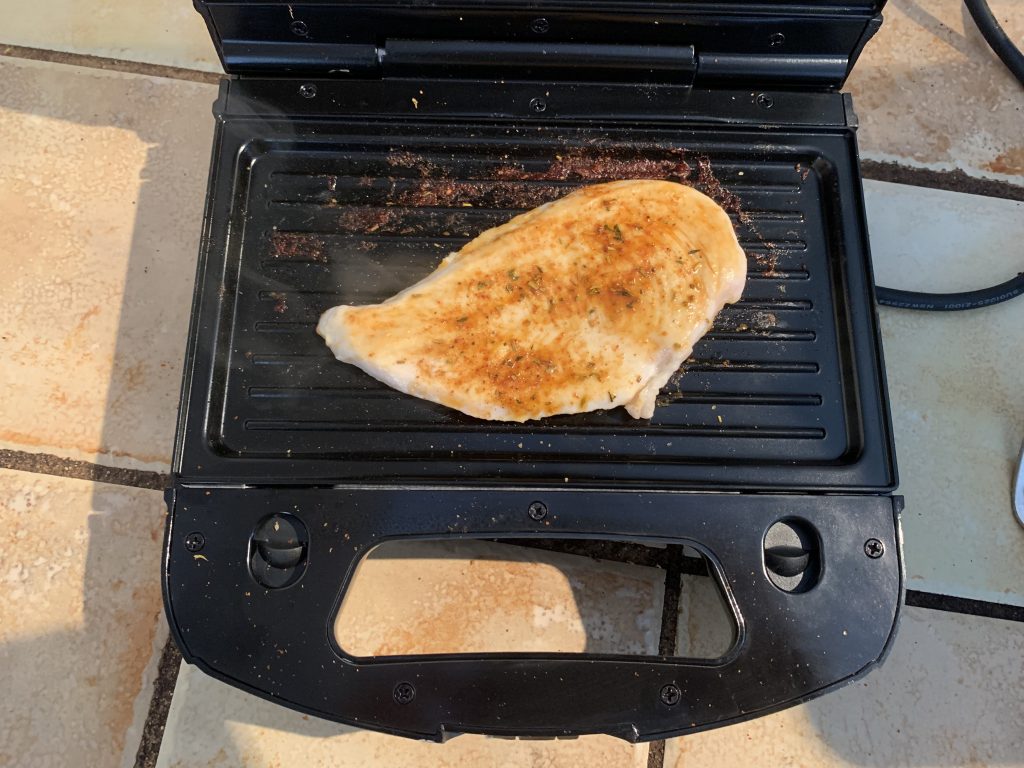 SEVERIN SA 2968 Sandwichmaker beim Grillen von Hähnchenfilet mit Gewürzen