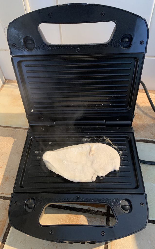 SEVERIN SA 2968 Sandwichmaker beim Grillen von Hähnchenfilet ohne Gewürze