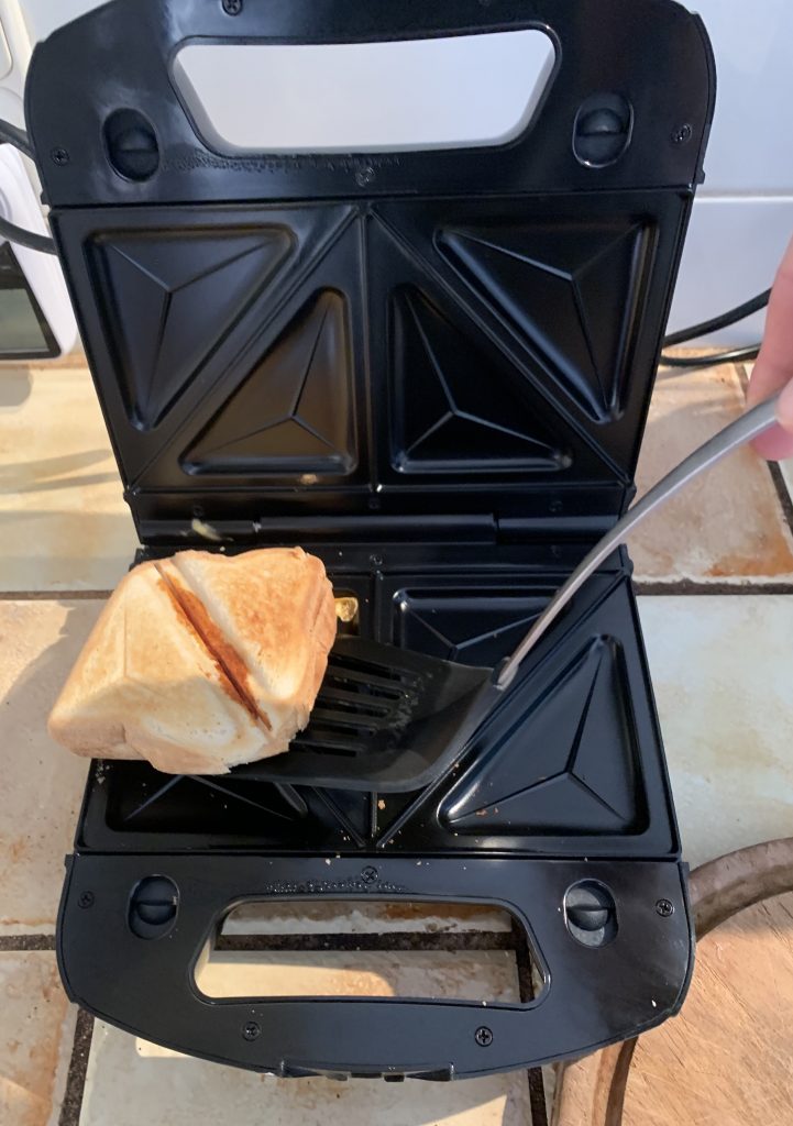 SEVERIN SA 2968 Sandwichmaker beim Herausnehmen des Sandwiches