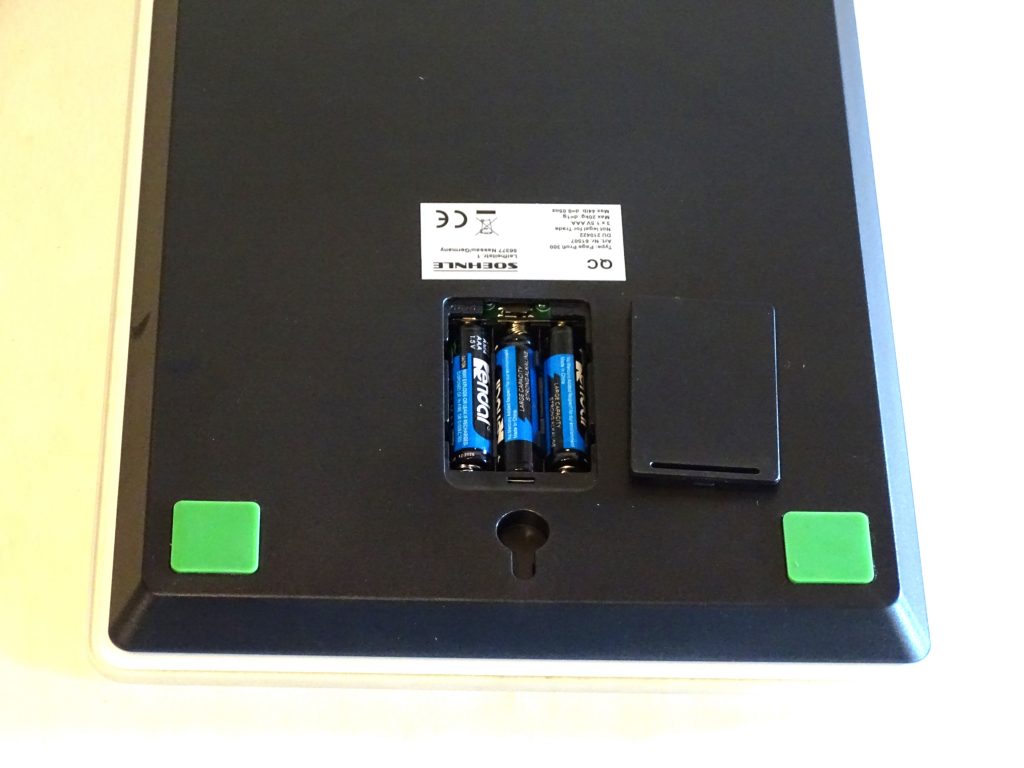 Soehnle Page Profi 300 Batteriefach und rutschfeste Füße