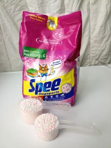 Spee Megaperls Color 4+1 Waschmittel, Verpackung Vorderseite mit dosiertem Waschmittel