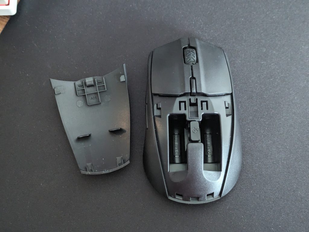 SteelSeries Rival 3 Wireless Gaming-Maus geöffnet und mit Dongle