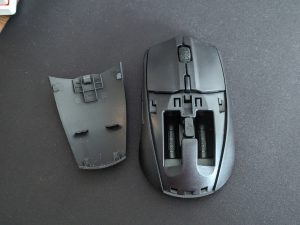 SteelSeries Rival 3 Wireless Gaming-Maus geöffnet und mit Dongle