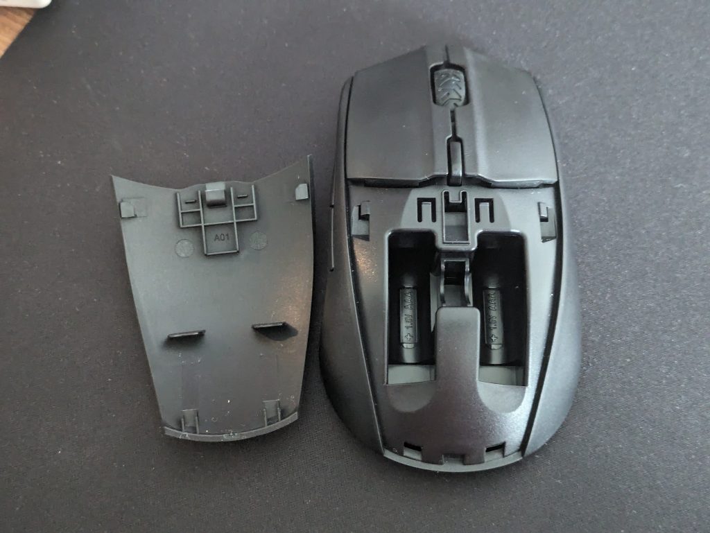 SteelSeries Rival 3 Wireless Gaming-Maus geöffnet und ohne Dongle