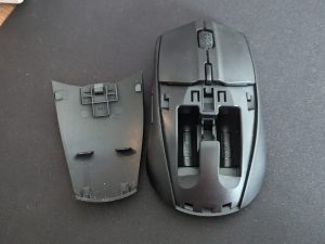 SteelSeries Rival 3 Wireless Gaming-Maus geöffnet und ohne Dongle