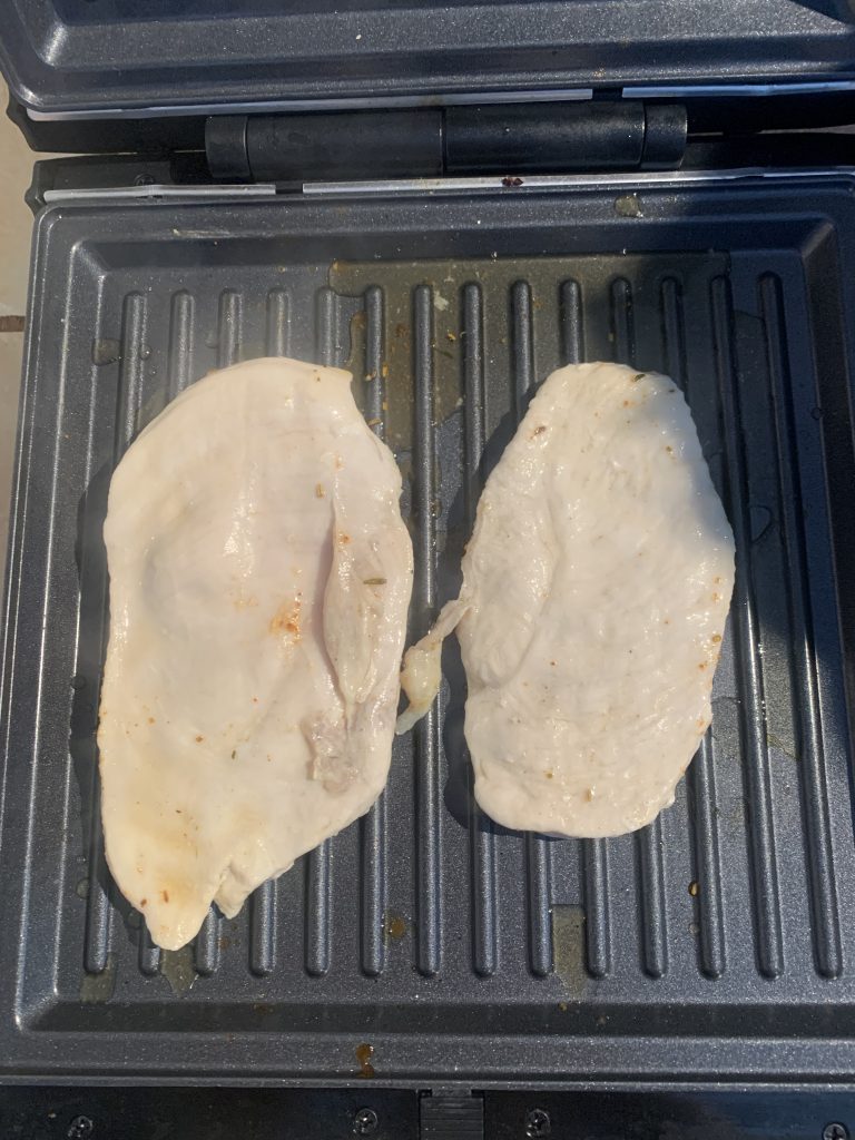 Steinborg SB2120 ist ein 3-in-1-Sandwichmaker mit Hühnerfilet nach 5 Minuten Grillzeit