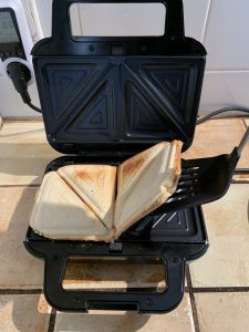 Tefal SW853D Snack Collection Sandwichmaker beim Herausheben der Sandwiches