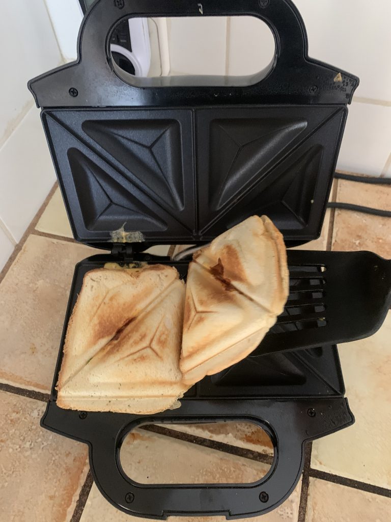 Tefal Ultracompact SM1552 Sandwichmaker beim Herausheben des 3-Minuten-Sandwichs