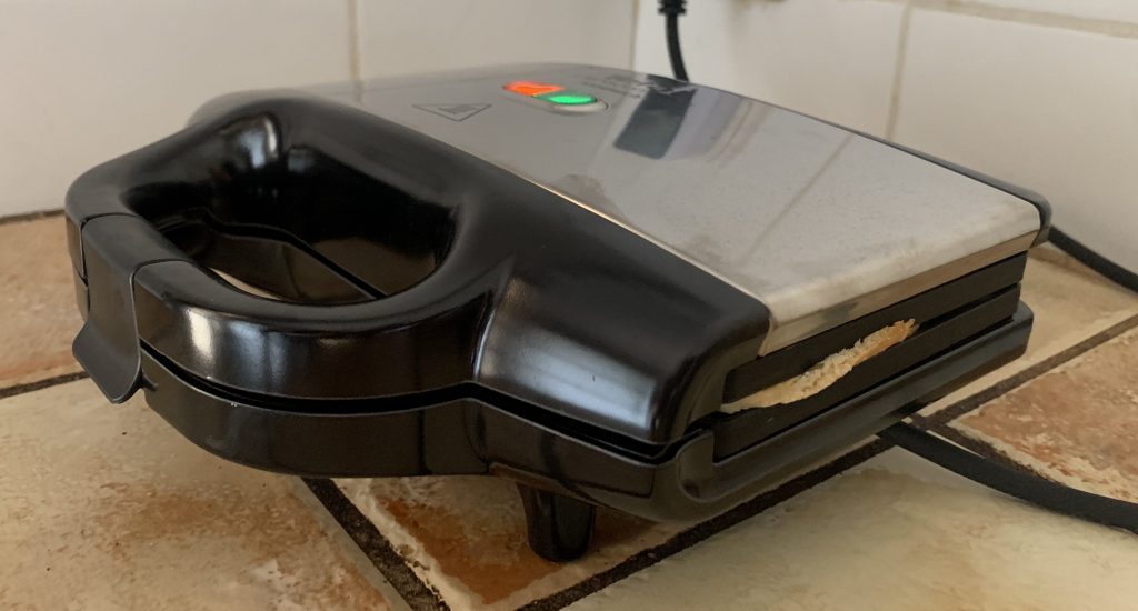 Tefal Ultracompact SM1552 Sandwichmaker während des Backens