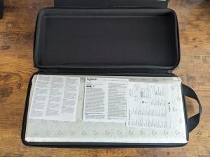 Transportkoffer der Logitech G PRO X TKL LIGHTSPEED Gaming-Tastatur geöffnet