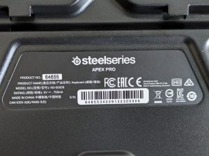 Typschild der SteelSeries Apex Pro HyperMagnetic Gaming-Tastatur