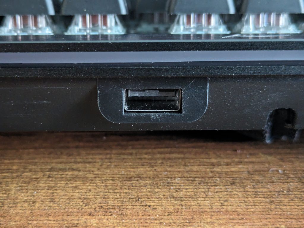 USB-Anschluss der Mountain Everest Max Gaming-Tastatur