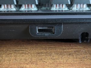 USB-Anschluss der Mountain Everest Max Gaming-Tastatur