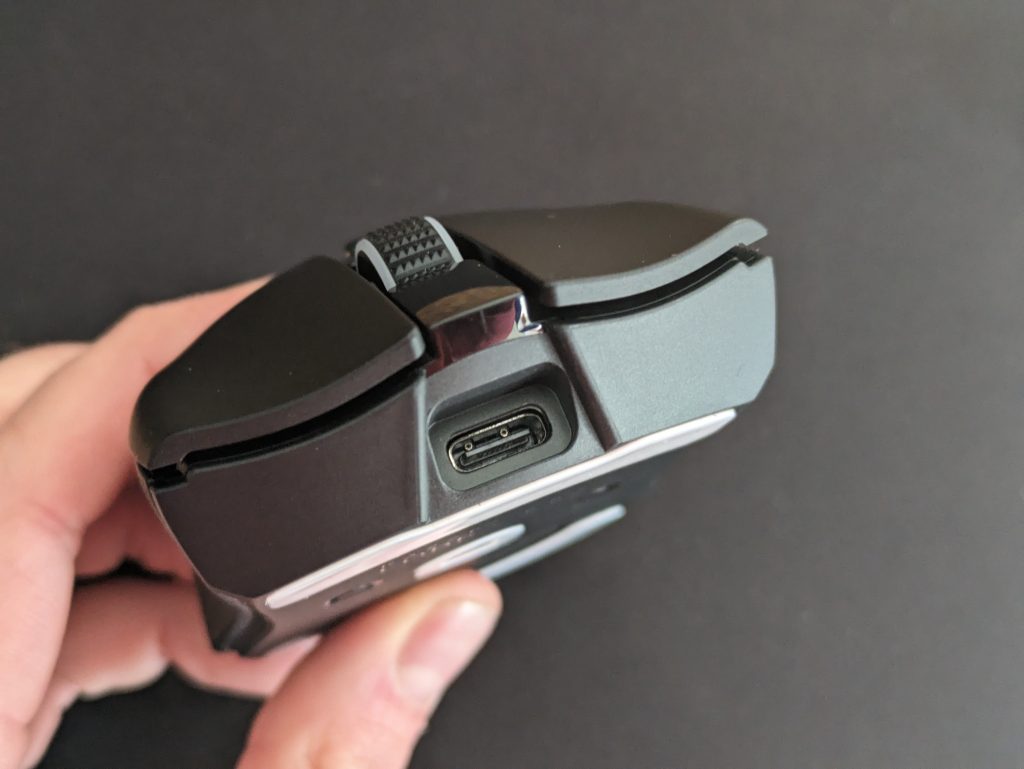 USB-Anschluss der Razer Cobra Pro Gaming-Maus