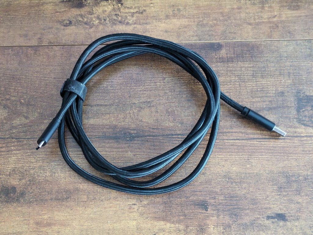 USB-Kabel der Mountain Everest Max Gaming-Tastatur
