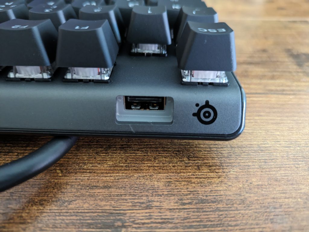 USB-Passtrough der SteelSeries Apex Pro HyperMagnetic Gaming-Tastatur