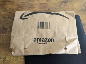 Verpackung der AOC Agon AGM700 Gaming-Maus von unten