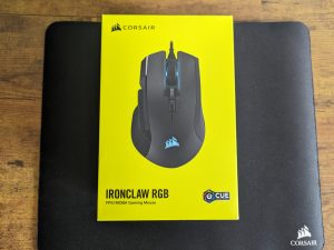 Verpackung der Corsair IRONCLAW Gaming-Maus von oben