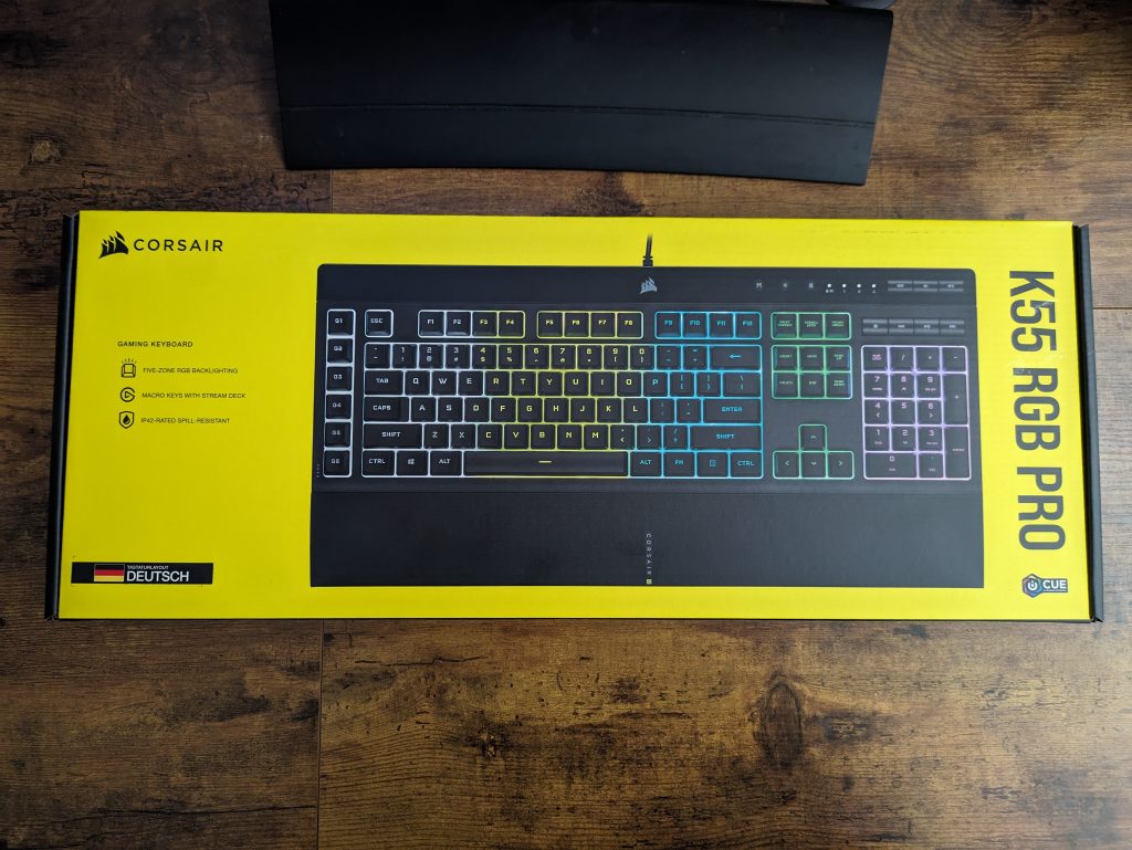 Verpackung der Corsair K55 RGB PRO Gaming-Tastatur von vorne