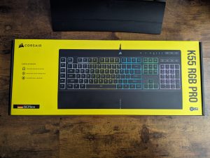 Verpackung der Corsair K55 RGB PRO Gaming-Tastatur von vorne