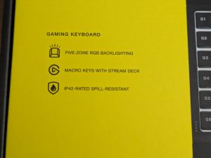 Verpackung der Corsair K55 RGB PRO Gaming-Tastatur von vorne in der Nahansicht