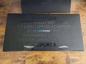 Verpackung der Logitech G PRO X TKL LIGHTSPEED Gaming-Tastatur von hinten