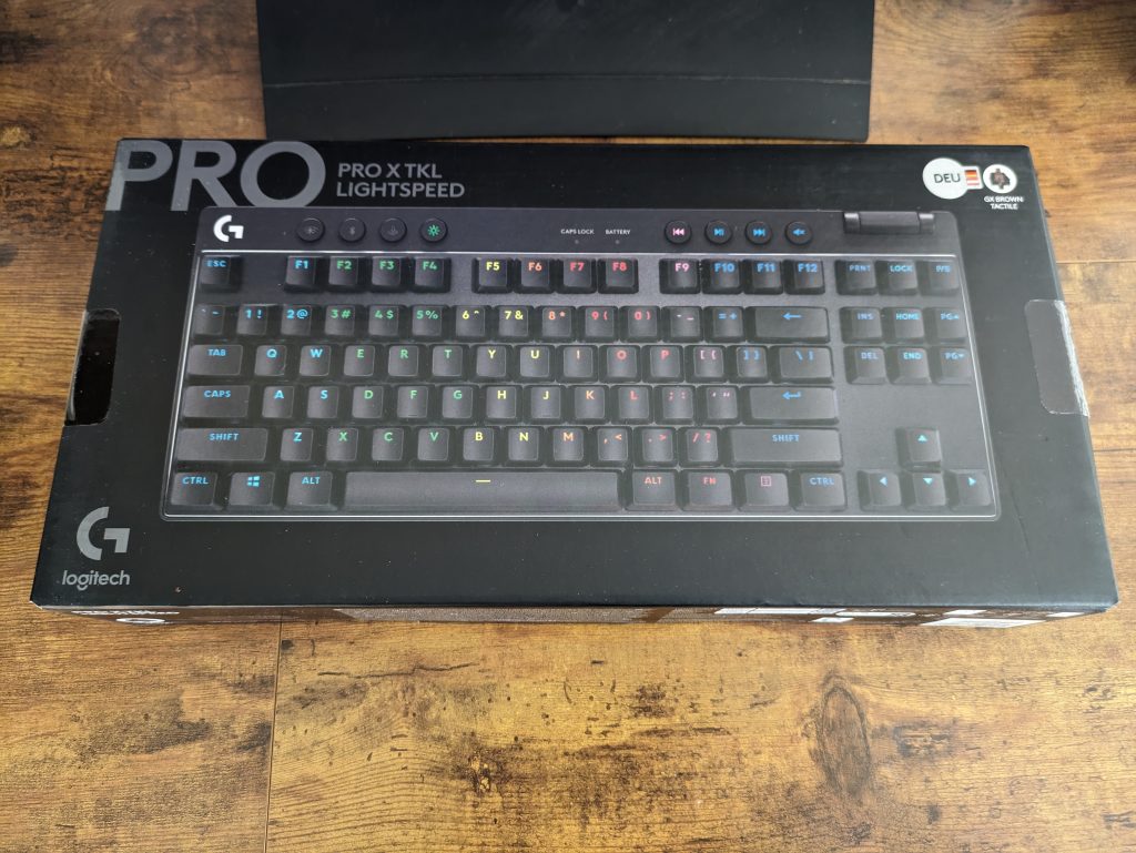 Verpackung der Logitech G PRO X TKL LIGHTSPEED Gaming-Tastatur von vorne