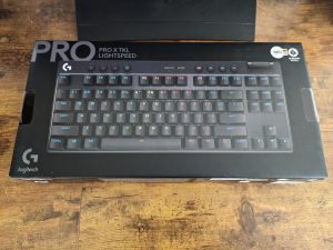 Verpackung der Logitech G PRO X TKL LIGHTSPEED Gaming-Tastatur von vorne