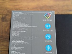 Verpackung der Logitech G502 X PLUS Gaming-Maus von der Seite in der Nahansicht