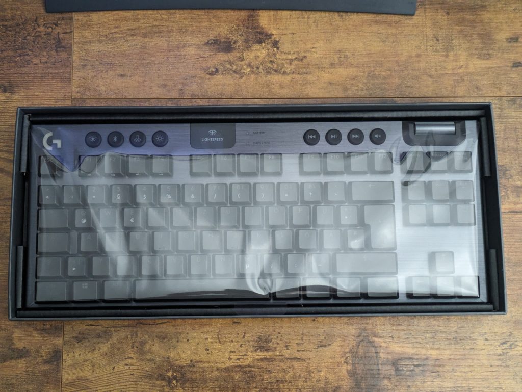 Verpackung der Logitech G915 LIGHTSPEED TKL Gaming-Tastatur geöffnet