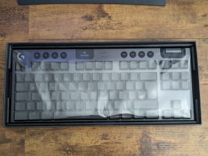 Verpackung der Logitech G915 LIGHTSPEED TKL Gaming-Tastatur geöffnet