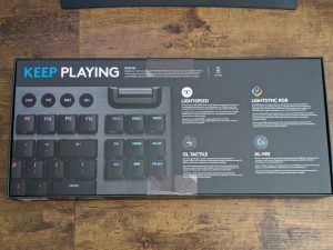 Verpackung der Logitech G915 LIGHTSPEED TKL Gaming-Tastatur von hinten