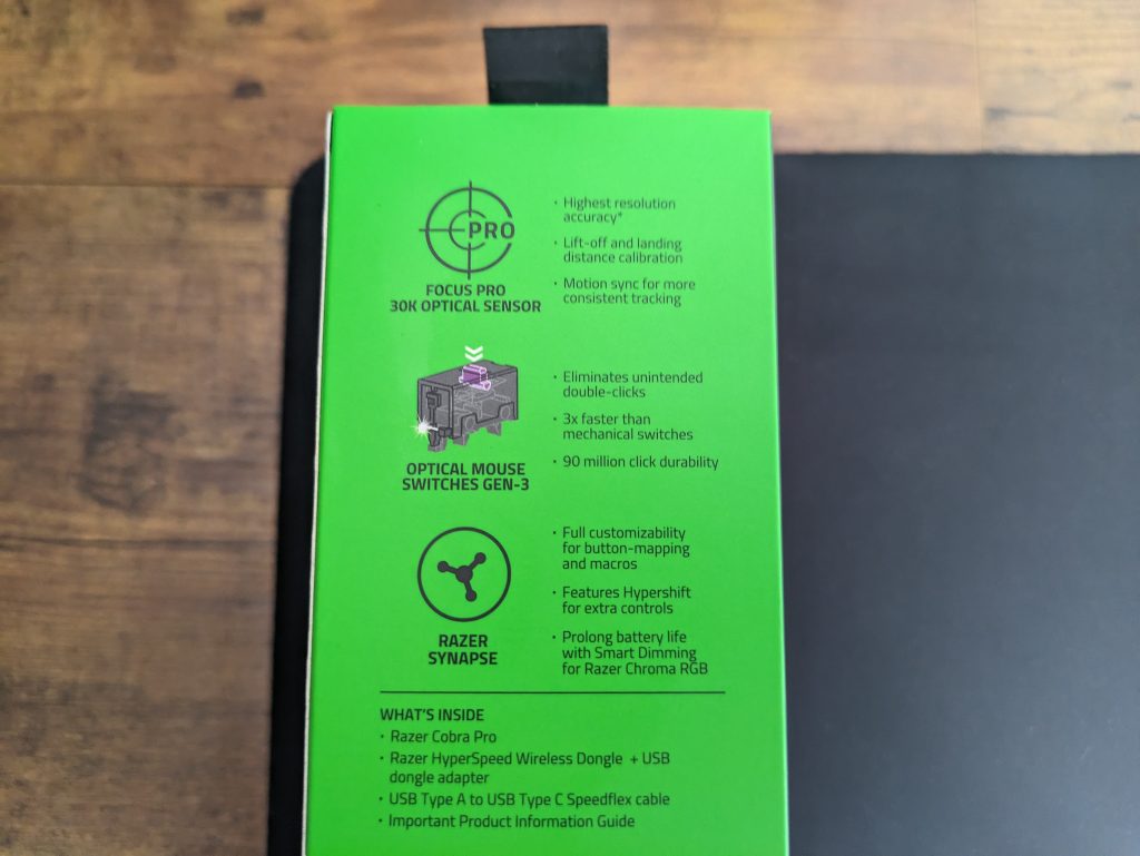 Verpackung der Razer Cobra Pro Gaming-Maus von der Seite in der ersten Nahansicht