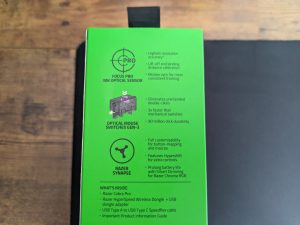 Verpackung der Razer Cobra Pro Gaming-Maus von der Seite in der ersten Nahansicht