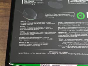 Verpackung der Razer Cobra Pro Gaming-Maus von hinten in der ersten Nahansicht