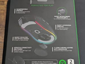 Verpackung der Razer Cobra Pro Gaming-Maus von hinten in der zweiten Nahansicht